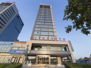 wysoki budynek z napisem w obiekcie Lavande Hotel (Linfen Binhe East Road Yujing Shuicheng Branch) w mieście Linfen