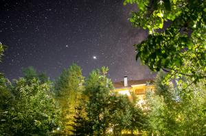 a house under a starry sky at night at Traditional Guesthouse Marousio in Rodavgi
