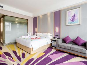 a bedroom with a large bed and a couch at Lavande Hotel Changsha Xingsha Center in Xingsha