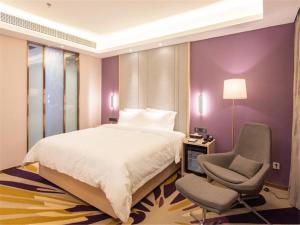 Un pat sau paturi într-o cameră la Lavande Hotel Xuzhou People's Square