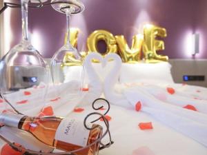 - une table avec des verres à vin et un gâteau avec le mot amour dans l'établissement Lavande Hotel Xianyang Yuquan Road Wanda Plaza Branch, à Xianyang