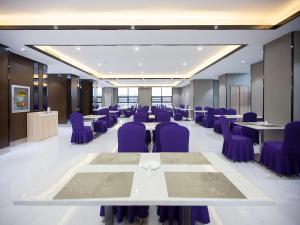 une salle de conférence avec des chaises et des tables violettes dans l'établissement Lavande Hotel (Yingtan Longhushan Avenue Branch), à Yingtan