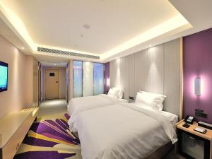 Habitación de hotel con 2 camas y TV de pantalla plana. en Lavande Hotel (Siping Wanda Plaza Branch), en Siping