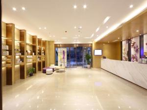 um lobby de um edifício com uma loja em Lavande Hotel (Linfen Binhe East Road Yujing Shuicheng Branch) em Linfen