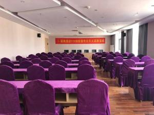 Lavande Hotel (Lhasa City Government Xizang University Branch) في لاسا: غرفة بها طاولات أرجوانية وكراسي أرجوانية