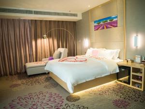 Cette chambre comprend un grand lit et un bureau. dans l'établissement Lavande Hotel Sihong Bus Terminal Zhongyuan Logistics City Branch, à Sihong
