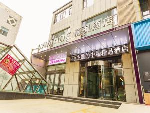 Lavande Hotel Jinzhong Yuci Walmart Branch في Jinzhong: محل امام مبنى مكتوب عليه