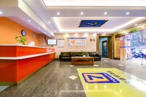 vestíbulo con sala de espera y sofá en 7Days Inn Chongqing Changshou Changshou Road, en Changshou 25 fotos más