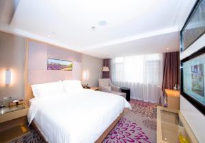 pokój hotelowy z dużym łóżkiem i telewizorem w obiekcie Lavande Hotel Changde Pedestrian Street Branch w Changde