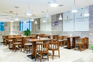 Lavande Hotel Nanchang West Railway Station Xinjian Branch tesisinde bir restoran veya yemek mekanı