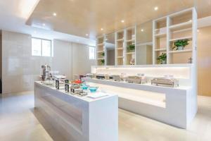 - une cuisine avec un comptoir avec de la nourriture dans l'établissement Lavande Hotel (Nanchang Liantang Xiaolan Industrial Park Branch), à Nanchang