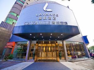 Lavande Hotel (Changsha Railway Station Branch) في تشانغشا: مبنى عليه لافته