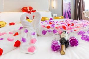 Letto o letti in una camera di Lavande Hotels Weihai Weigao Square Branch