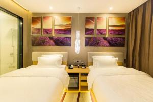 Letto o letti in una camera di Lavande Hotels Weihai Weigao Square Branch