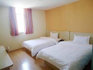 Qiongzhong的住宿－7Days Inn Qiongzhong Zero Kilometer，客房设有两张床和窗户。