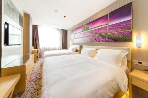 Letto o letti in una camera di Lavande Hotels Weihai Weigao Square Branch