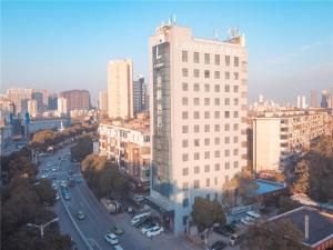 une vue aérienne sur un grand bâtiment blanc d'une ville dans l'établissement Lavande Hotel(Nanchang Qingshan Road Subway Station Branch), à Nanchang