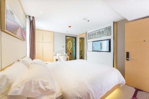 Letto o letti in una camera di Lavande Hotels Weihai Weigao Square Branch