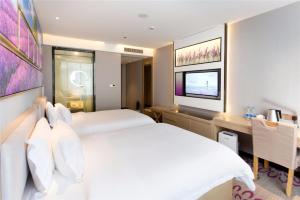 Un pat sau paturi într-o cameră la Lavande Hotel Rizhao Rong'an Square Wanda Movie Theater Branch