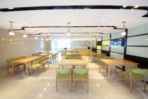 Restaurant o un lloc per menjar a Lavande Hotels (Jishou Xiangxi Economic Development Zone Branch)