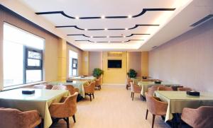 En restaurant eller et andet spisested på Lavande Hotel Linyi People's Square Branch