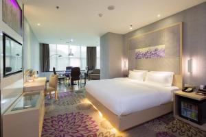 Un dormitorio con una gran cama blanca y un escritorio. en Lavande Hotel Changsha Pedestrian Street Nanmenkou Metro Station Branch, en Changsha