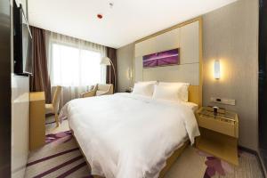Letto o letti in una camera di Lavande Hotels Weihai Weigao Square Branch