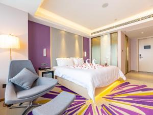 Un pat sau paturi într-o cameră la Lavande Hotel Nanchang Qingyunpu Zhuqiao East Road