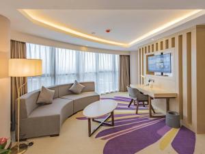 a living room with a couch and a table at Lavande Hotel Nanchang Shuanggang Metro Station Caida University in Nanchang