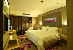 Een bed of bedden in een kamer bij Lavande Hotel Wuhan Xudong Branch