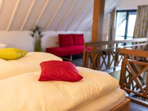 Zimmer mit 2 Betten und einem roten Kissen in der Unterkunft Gasthof Spelsberg in Altena
