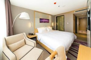 Letto o letti in una camera di Lavande Hotels Weihai Weigao Square Branch