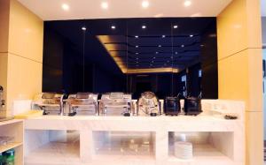 Příslušenství pro přípravu čaje a kávy v ubytování Lavande Hotel Linyi People's Square Branch