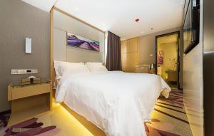 Letto o letti in una camera di Lavande Hotels Weihai Weigao Square Branch
