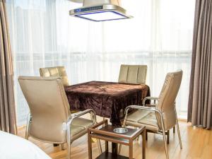 a dining room with a table and four chairs at Lavande Hotels Xianning Tonghui Square Branch in Xianning