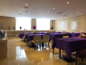 Lavande Hotel (Lhasa City Government Xizang University Branch) tesisinde bir restoran veya yemek mekanı