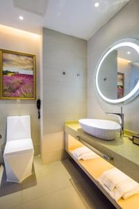 un baño con lavabo y espejo en Lavande Hotel Changsha Pedestrian Street Nanmenkou Metro Station Branch, en Changsha