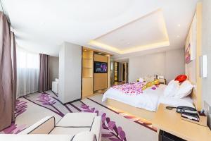 una camera d'albergo con un letto e una TV di Lavande Hotels Weihai Weigao Square Branch a Weihai Altre 37 foto