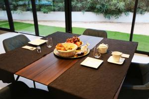 - une table avec un bol de fruits et une assiette de nourriture dans l'établissement VILLA MIAMI, aux Issambres