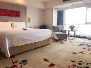 Un pat sau paturi într-o cameră la Lavande Hotel Yinchuan Wanda International Convention and Exhibition Center