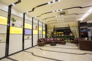 a lobby with a couch and chairs in a room at Lavande Hotel Chaozhou Plaza Branch in Chaozhou