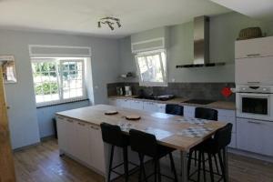 Dapur atau dapur kecil di Gîte de charme 14 personnes labellisé Clévacances 3 étoiles