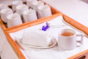 a tray of toiletries with a cup of tea at Lavande Hotel (Shijiazhuang Luquan Baoduzhai Beiguo Shopping Center Branch) in Shijiazhuang