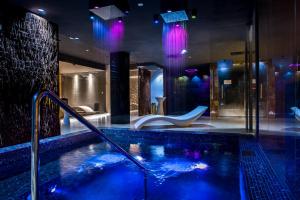 Bazén v ubytování Hotel Zalewski nebo v jeho okolí