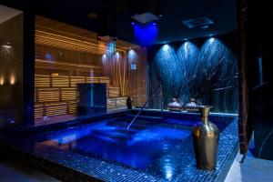 Bazén v ubytování Hotel Zalewski nebo v jeho okolí