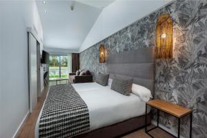 Postel nebo postele na pokoji v ubytování Kumara Serenoa By Lopesan Hotels