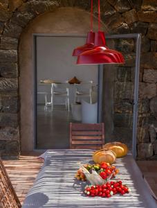 潘泰萊里亞的住宿－Dammuso Kaddiuggia Antica Pantelleria，一张桌子上放着一大堆水果和蔬菜