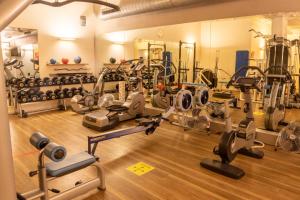 ein Fitnessstudio mit vielen Trainingsgeräten in der Unterkunft Novotel The Hague World Forum in Den Haag