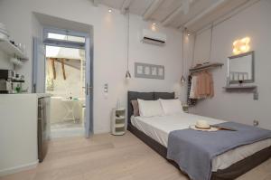 una camera da letto con un letto con un cappello sopra di Venetian Suites a Naxos Chora