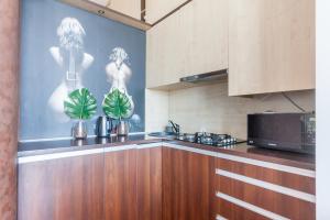 kuchnia z blatem z dwoma roślinami w obiekcie Loft studio with Sauna by URBAN RENT w Wilnie